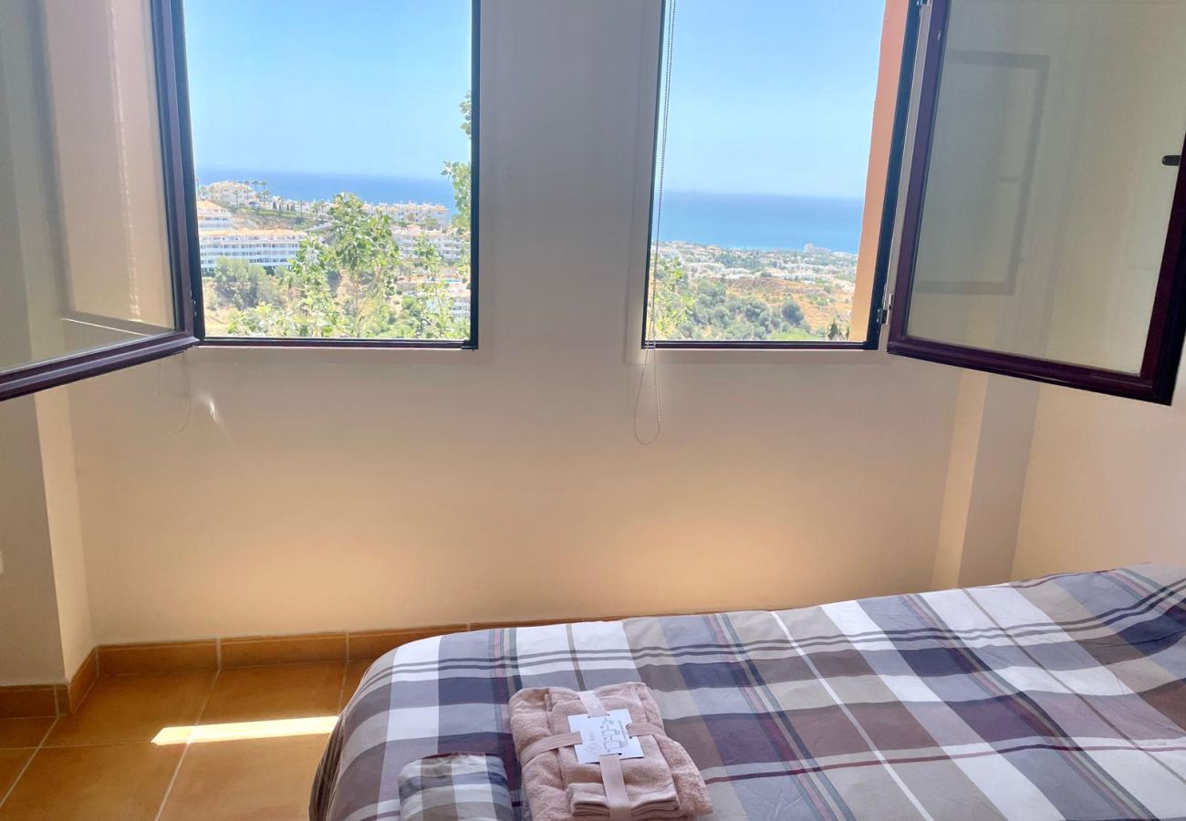 Ferienwohnung in Mijas - Calahonda,penthouse 2 beds with sea views