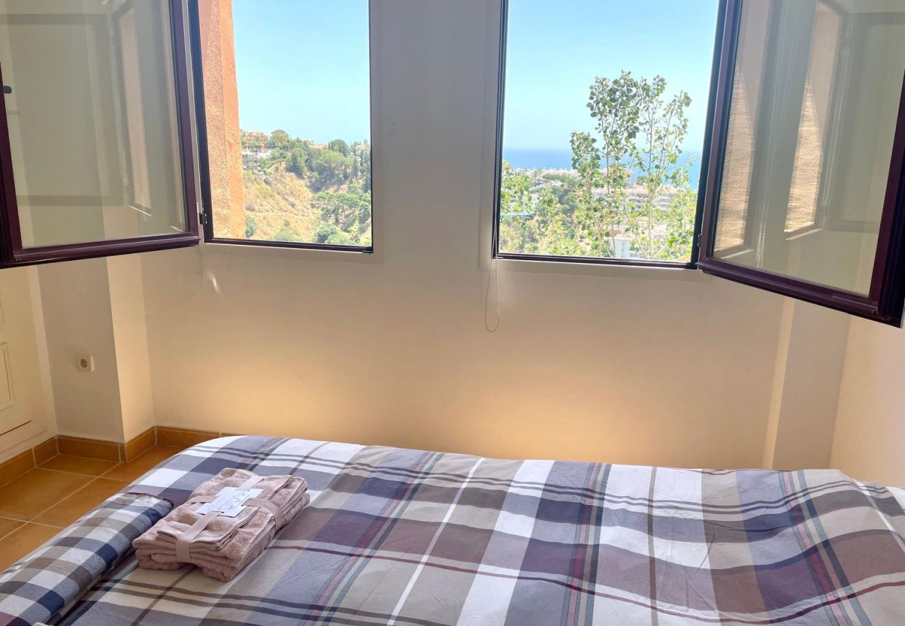 Ferienwohnung in Mijas - Calahonda,penthouse 2 beds with sea views